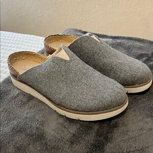 Woman’s b.o.c. Clogs